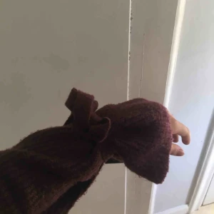  - snygg oversized stickad tröja. Knyten runt ärmar, stor urringning så passar perfekt som off-shoulder.  Köpt från NA-KD, nypris var runt 499kr   Stor i storlek så passar nog ända upp till large beroende på hur man vill att den ska sitta. 