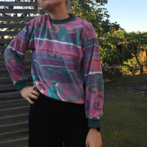  - Färgglad tröja i flismaterial🌈🌈 köpta second hand!