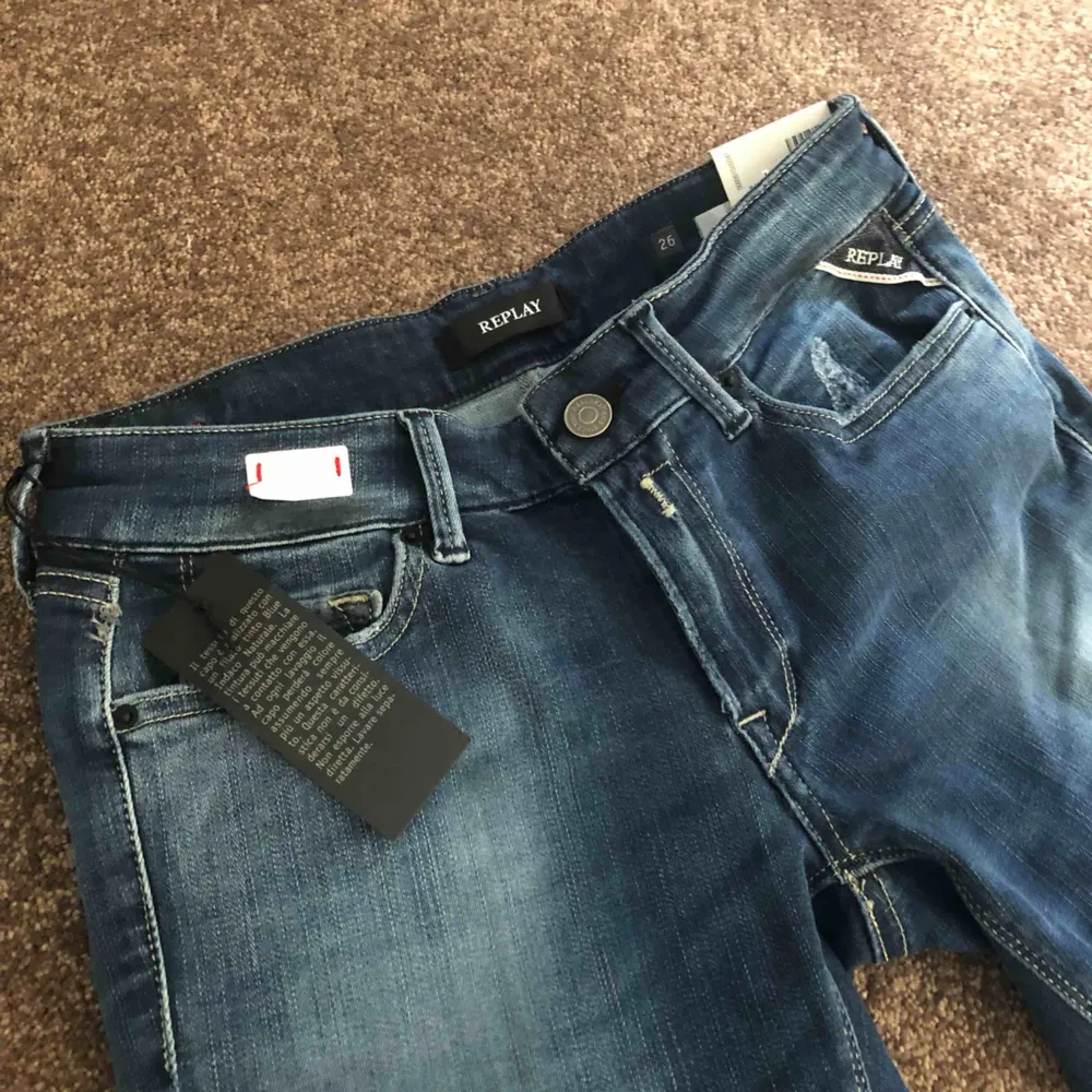 Säljer dessa otroligt fina replay jeans köpta för 1 595kr. Aldrig kommit till användning, endast testade och lapparna sitter kvar. Hyperflex så de är väldigt stretchiga och sitter som en smäck) får väldigt fina former i dem men för stora för mig tyvärr!! . Jeans & Byxor.