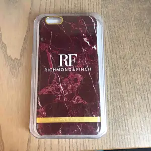 iPhone 6+ skal från richmond & Finch, vin röd marmor✨Aldrig använt legat i en låda så förpackningen har lite repor men inget som märks på skalet. Väldigt bra pris för ett skal som jag köpte för 449kr😊🥰