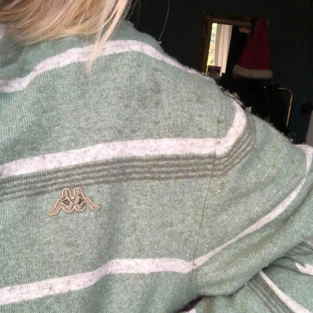Ljusgrön randig långärmad kapp tröja i storlek XXL men skulle säga att det är en oversize M. . Tröjor & Koftor.