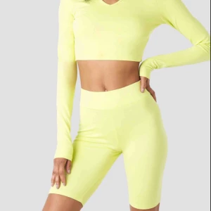  - Helt nytt neon grönt set från na-kd (lappar kvar)  Originalpris 500kr mitt pris 370kr frakten inräknad.