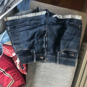  - Mörkblå shorts från abercrombie. Köpta för ca 400kr och de är i bra skick! 