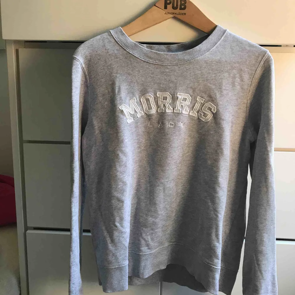 En grå äkta Morris sweatshirt i fint skick, använt fåtal gånger men används ej längre, säljer för att den kan nog bli använd mer än vad den har använts. Nypriset var ca 900kr. Tröjor & Koftor.