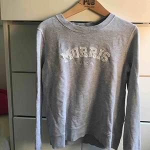 En grå äkta Morris sweatshirt i fint skick, använt fåtal gånger men används ej längre, säljer för att den kan nog bli använd mer än vad den har använts. Nypriset var ca 900kr