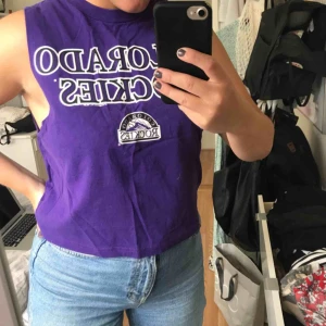  - Ballt linne inköpt på beyond retro i storlek L men skulle säga att den passar en M, om man vill ha den lite oversize, aldrig använt💫