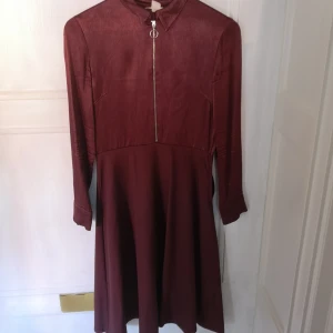  - Vinröd klänning, retrostil från H&M 