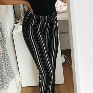  - Betydligt sköna svart/vit randiga ”mjukisbyxor” med störning. Sitter som ett smäck men samt lösa på samma gång.