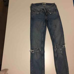 Slitna jeans från Ginatricot 