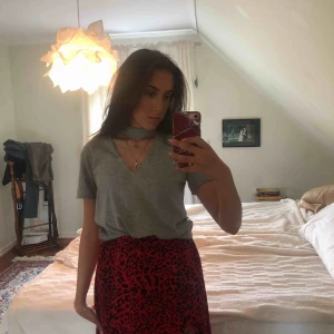  - Säljer denna gråa t-shirt från NAKD! Tröjan är i storlek  XXS men passar även någon som har uppemot S i storlek 