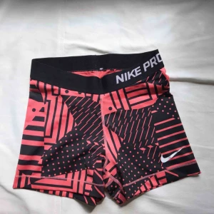  - Passar en XS/S. Köpta här på Plick. Vill bara bli av med dem så först till kvarn! Frakt 15  Gbg/Borås