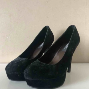  - Så fina svarta pumps! Använda en gång på en skolavslutning, i fint skick och utan skavanker! De är värda mer, frakt tillkommer!👠✨