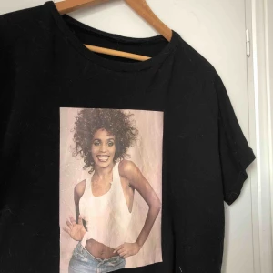  - cool tröja med tryck av whitney houston jag satt dit själv 💓 råkade tvätta tröjan i 60 grader så trycket blev drabbat ✨ fraktar. Edit: trycket är inte av bästa kvalite, förvänta er inte att tröjan håller förevigt 💓