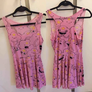  - Rosa skateklänning med Lumpy space princess (från Adventure time) Väldigt bra skick! 