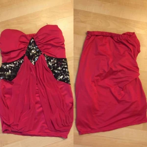  - Kort cerise festklänning med paljettdetaljer. Endast använd 1 gång.