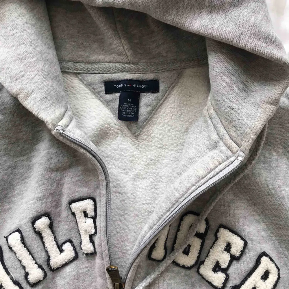 Jättefin och väldigt sparsamt använd hoodie från Tommy Hilfiger. Nypris 700 kronor! Köpare står för frakten, pris kan diskuteras 🏖🏖. Hoodies.