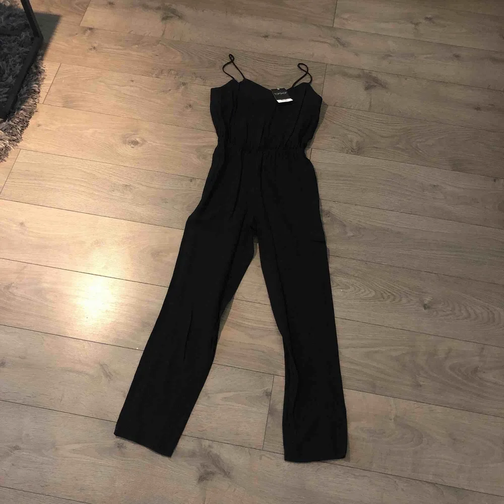 Jättefin svart jumpsuit från topshop Tyvärr för liten för mig , skulle nog säga att sen passar en XS/S. Jeans & Byxor.