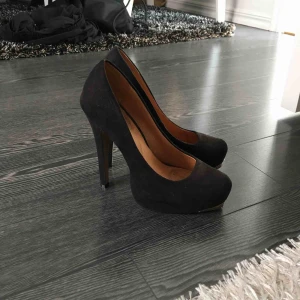  - 13 cm, storlek 38 Använda 2 gånger  Guld detalj framtill