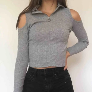  - Mycket modern och snygg tröja från HM. Passar bra till nästan allt! Använd sparsamt och därför i nyskick! Frakt är inkluderat 