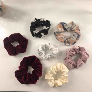  - Olika scrunchies! 1 för 10kr eller alla för 50kr. Möts upp i Linköping annars står köpare för frakt. 💖💖💖 (OBS endast den vita i marmor kvar)