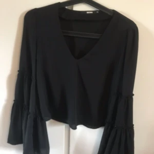  - Blus med trumpetärm i fint skick. Köparen står för frakt💕