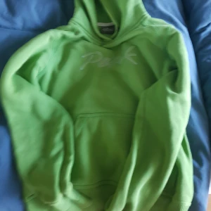  - Grön luvtröja från Peak Performance i storlek S. 