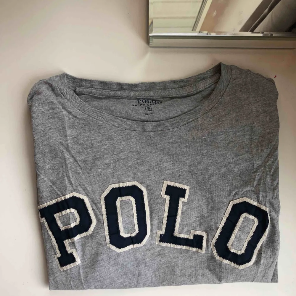 Grå oversized t-shirt från ralph lauren. Köpt på herravdelningen men fungerar lika bra som en ”dam” tröja, beroende på hur man vill att den ska sitta🥰. T-shirts.