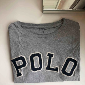  - Grå oversized t-shirt från ralph lauren. Köpt på herravdelningen men fungerar lika bra som en ”dam” tröja, beroende på hur man vill att den ska sitta🥰