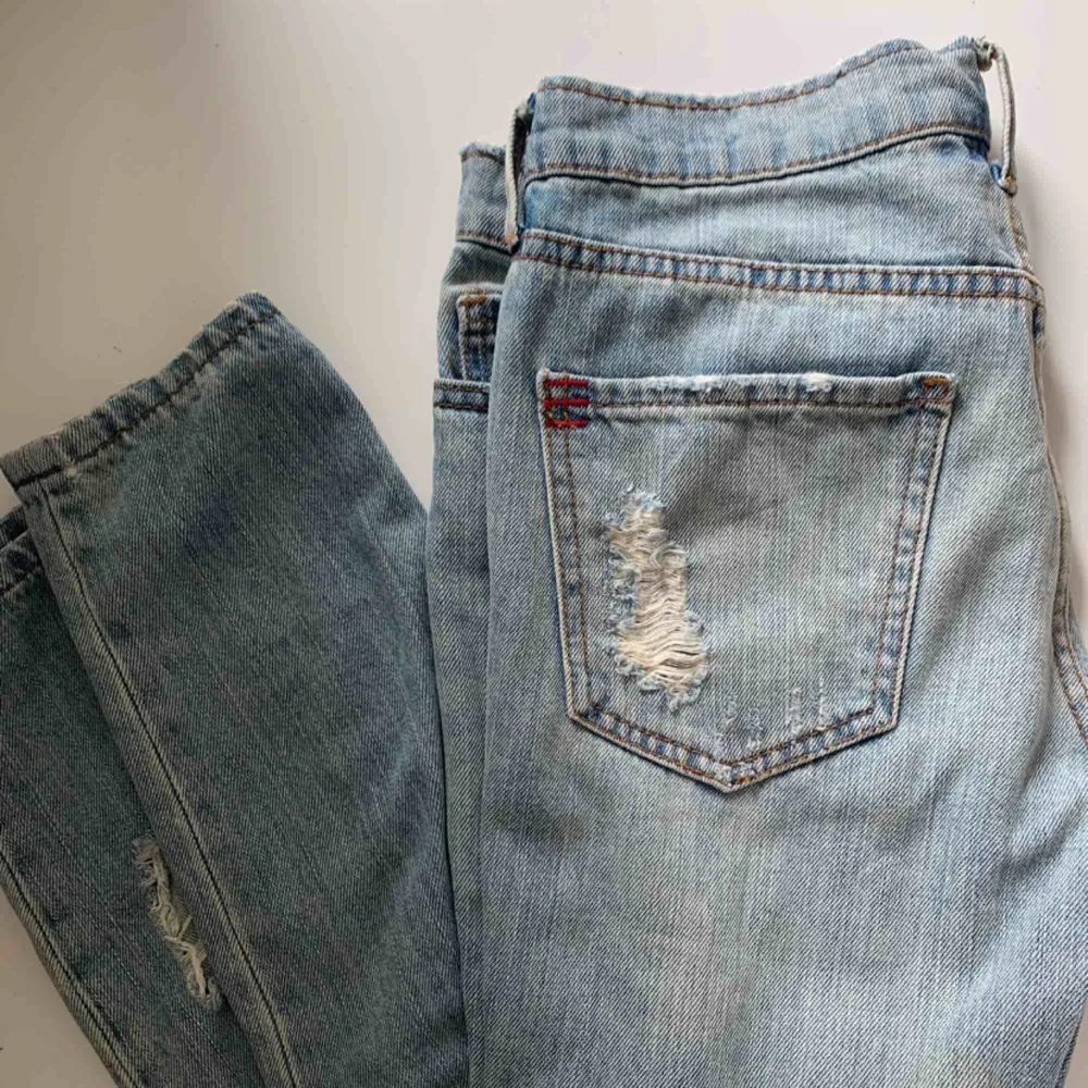 Boyfriend jeans från Urban Outfitters bdg. Sitter lite stort i midjan och har därför endast används ett fåtal gånger. Jeansen är i bra skick. Nypris ca 600kr. Jeans & Byxor.