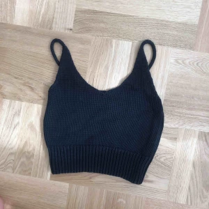  - Har klippt bort lappen men croptop från H&m divided, svart, bra skick.   Köparen står för frakt, kan även mötas upp i Stockholm ☺️