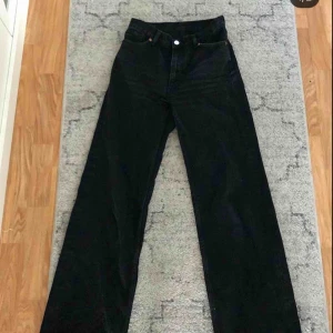  - Säljer ett par svarta vida jeans i strlk 26
