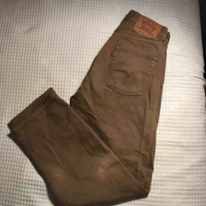  - Levi’s jeans i en ljusbrun färg, lite lösare passform, supersnygga! Passar en M men även mindre storlekar beroende på hur du vill att dom ska sitta.  Kan mötas upp i Sthlm annars + frakt
