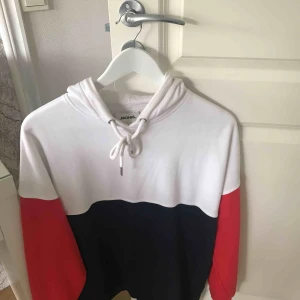  - Snygg hoodie från Monki💙