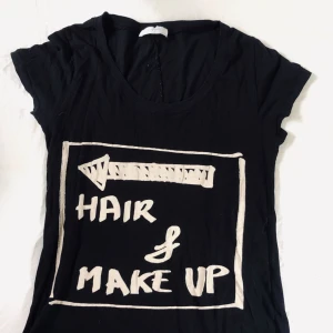  - T-shirt med tryck från Zara i stl 36. Använd men fint skick. Frakt tillkommer.