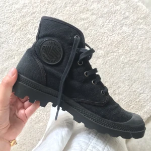  - Svarta Palladium skor i storlek 40, säljes då dom inte kommit till användning på länge. Fint skick, använda fåtal gånger. Fraktkostnad tillkommer ☺️