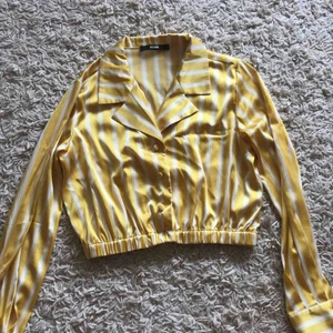  - En fin randig siden blus. Oanvänd 