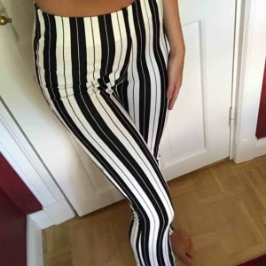  - Fina bootcut byxor med stripe. Högmidjade 