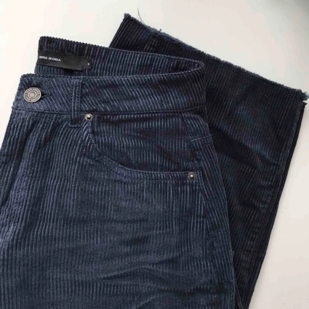 Vida manchesterbyxor från Vero Moda, superskönt OCH snygga!! Köpare står för frakt<33. Jeans & Byxor.