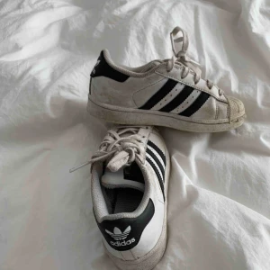  - Säljer adidas skor i storlek 28 1/2