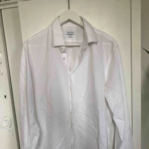  - Calvin Klein skjorta, för stor för mig. Luftig L / XL