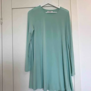  - Mintgrön klänning i stretchigt material. Storlek S. Från Nelly