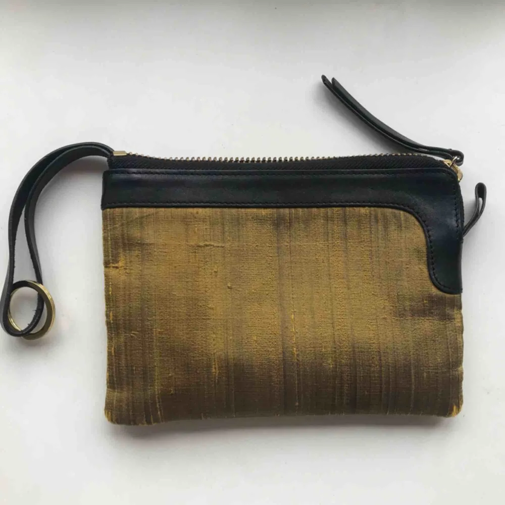Superfin liten väska från Acne i thaisiden och skinn i fint skick! 20 x 15 cm. Innehåller fack för kort så kan även användas som plånbok. . Väskor.