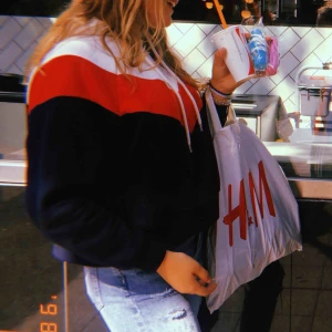  - Hoodie i tre olika färger, endast använd under en kväll. jätteskönt material. Köparen står för frakt