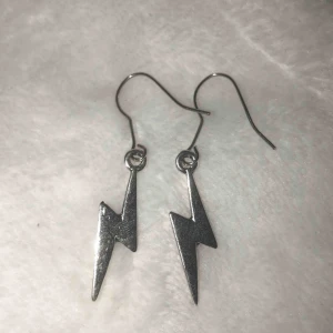  - Säljer blixt örhängen, blixthalsband och blixt nyckelringar⚡️⚡️⚡️ 60 kr styck + frakt💫 nyckelringen är super snygg att hänga på tex väskor💥