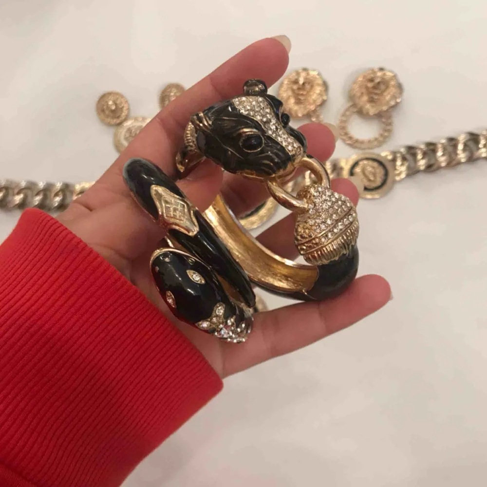 Olika Versace liknande smycken ✨ Örhängen/halsband/armband 150kr för allt! Skriv för styckpris. Accessoarer.