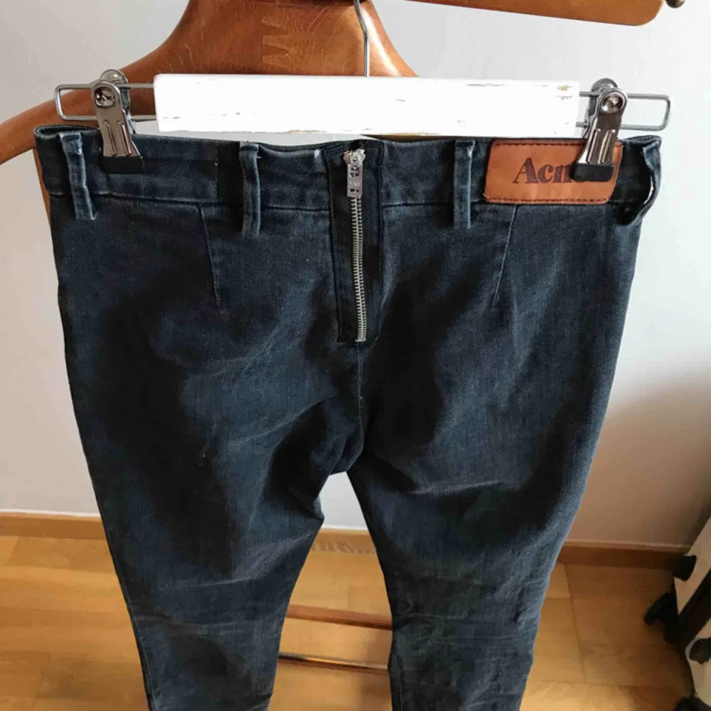 Avklippta Jeans från Acne i storlek 26/32 Hål över knäna och dragkedja baktill. Jeans & Byxor.