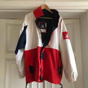  - Vintage Helly Hansen seglarjacka. Trevligt skick. Hål i båda handfickorna, lätt åtgärdat! Kan hämtas i Uppsala eller skickas mot fraktkostnad 