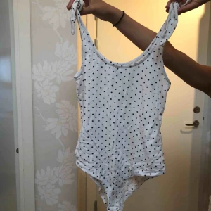  - Prickig body som knäpps med två knappar! Knyts över axeln, går att justera!