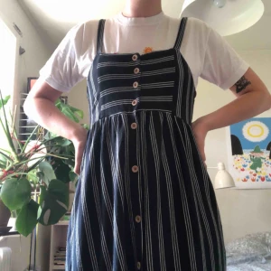  - Mörkblå klänning från Pull&Bear, storlek M. Använd en gång, så i fint skick! Frakt tillkommer 💙💙