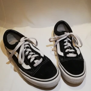  - Säljer vidare ett par Vans Old Skools pga fel storlek! Använda sparsamt så är i bra skick, men snörena kan behöva tvättas/bytas för en mer "ny" look✨ Frakt inkluderad i priset! 